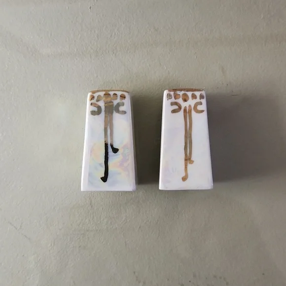 Pair of Antique salt and pepper shakers. - Picture 1 of 8